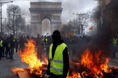 Fransa, Şanzelize Caddesi'nde gösterileri yasaklıyor!