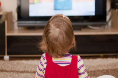 Bebeğiniz gözünü TV'den ayırmıyorsa dikkat!