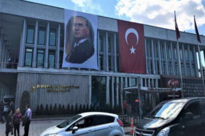 İmamoğlu belediye binasına Atatürk ve Türk bayrakları astırdı
