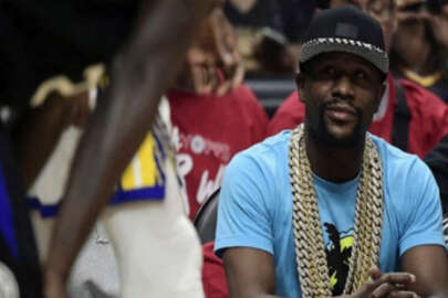 Mayweather, 11 kilo altınla maç izledi