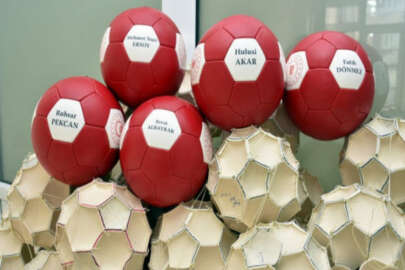 Cumhurbaşkanı Erdoğan'a ve Bakanlara el yapımı top hediyesi
