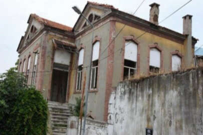 Koruma altına alınmayan Tarihi Rum Okulu yağmalandı!