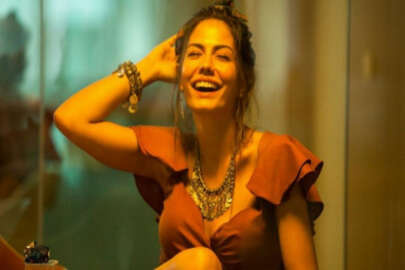 Erkenci Kuş'un Senem'inden mini etekle kalça dansı