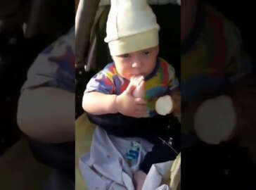 Ayağıyla dondurma yiyen minik çocuk