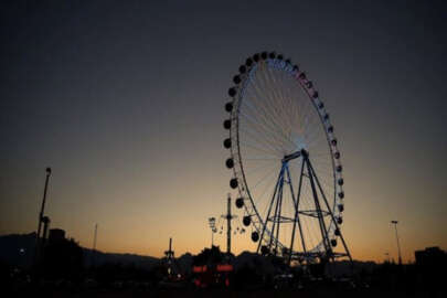 90 metre yüksekliğinde dönme dolap açıldı