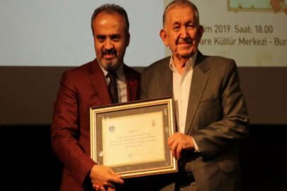 Dede Korkut Hikayelerinin el yazmasını bulan Hoca'ya teşekkür beratı