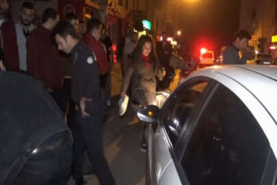 Bursa'da kaza sonrası çılgına döndü! Aracı tekmeleyip
