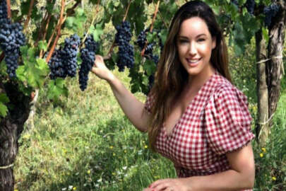 Ünlü model Kelly Brook amuda kalktığı pozuyla şaşırttı