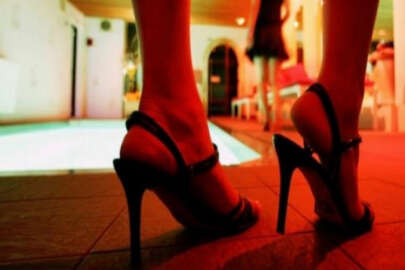 Instagram seks işçisi ve porno yıldızı kadınların hesaplarını kapatıyor.