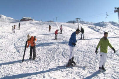 Uludağ'da kayak sezonu açıldı... Tatilciler piste akın etti