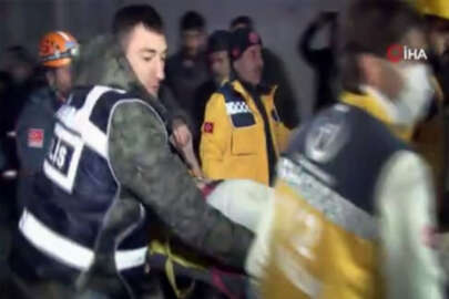 Elazığ'daki depremde enkaz altında kalan bir vatandaş kurtarıldı