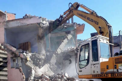 Osmangazi Belediyesi tehlike yaratan metruk binayı yıktı
