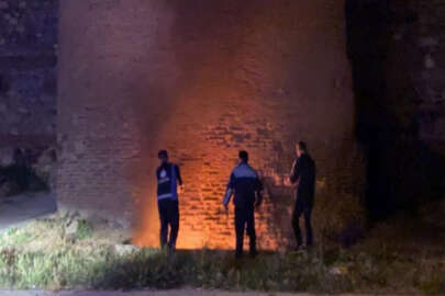 Bursa'da magandalar 1800 yıllık surları ateşe verdi