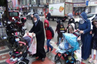 Bursa'da çocuklar yağmura rağmen sokağa akın etti