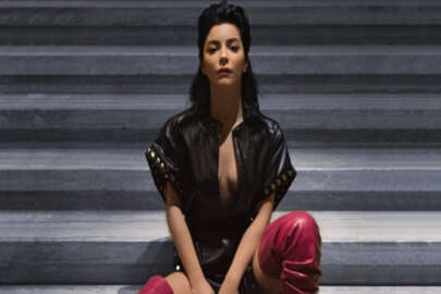 Merve Boluğur hem makyajsız, hem sütyensiz