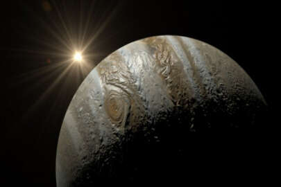 Uzayda yeni yaşam izleri! Jupiter'in uydusu Europa'da...