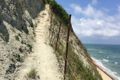 Plajda tehlike saçan merdiven