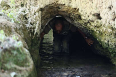 Bursa'da şifa için su dolu tünelden geçiyorlar