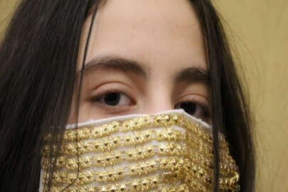 Gelinlere altın işlemeli maske