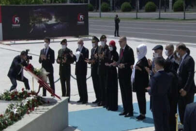 Erdoğan 15 Temmuz Şehitler Anıtı'na çelenk koydu