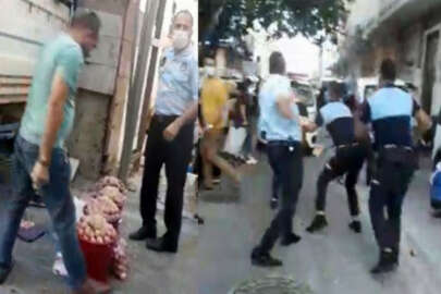 Seyyar satıcı ile zabıta memurları birbirine girdi