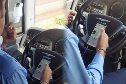 Otobüs şoföründen şok hareket! Bir elinde çekirdek, diğerinde telefon
