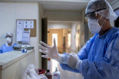 Maske takmayan doktor, onlarca kişiye koronavirüs bulaştırdı