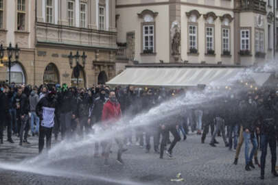 Koronavirüs önlemlerini protesto edip, polisle çatıştılar