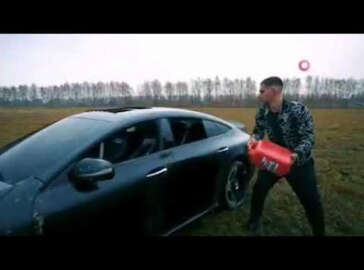 Sosyal medya fenomeni, lüks aracını benzin dökerek yaktı