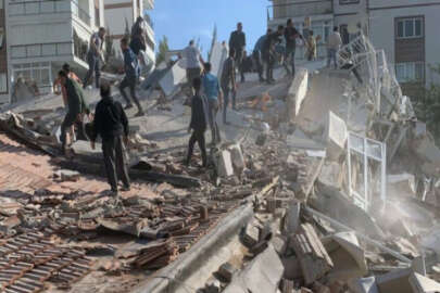 İzmir'de 6,6 büyüklüğünde deprem! Bursa da fena sallandı