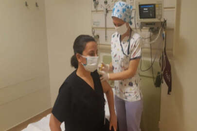 Acıbadem Bursa Hastanesi sağlıkçıları da aşı yaptırdı