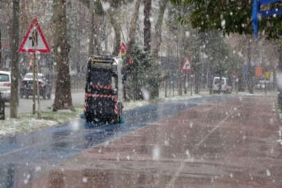 Bursa'da şehir merkezinde kar yağışı başladı