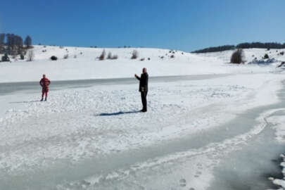 Bursa'da buz tutan göletin üzerinde böyle koştular!