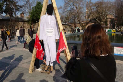 Bursa'da şehir merkezine darağacı kurup kadın katilini idam ettiler
