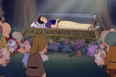 Disneyland'da prensin Pamuk Prenses'i öpme sahnesine cinsel saldırı itirazı