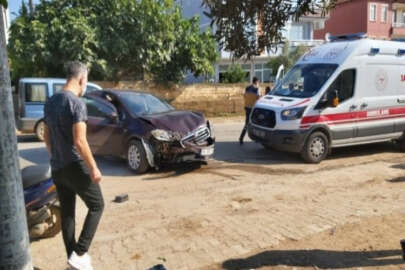 Bursa'da virajı alamayan kadın sürücü duvara çarptı