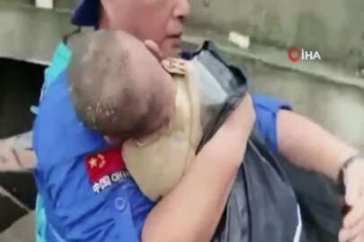 Çin'i vuran selde çöken evin altında kalan bebek sağ olarak çıkarıldı