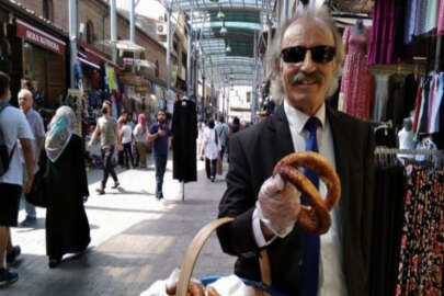 Bursa'da takım elbiseli simitçi talebe yetişemiyor!