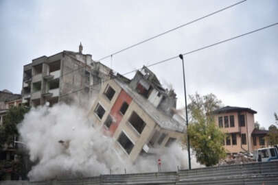 Bursa'da tarihi gölgeleyen 5 katlı bina böyle yıkıldı
