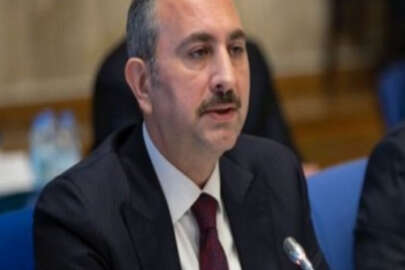 Bakan Gül: Adalet Bakanı'na kimse cübbe giydiremez