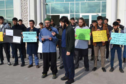 Yalova Üniversitesi öğrencileri, Cihad Kısa'yı protesto etti