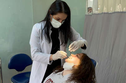 Dolgu yaptırmak isterken çenesinde bakın ne çıktı?