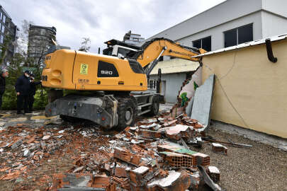 Bursa'da ruhsatsız düğün salonu yıkıldı