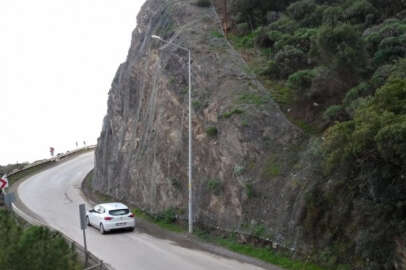 Bursa Mudanya-Kurşunlu yolunda toprak kayması yaşandı!