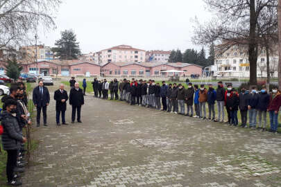 Bursa Mustafakemalpaşa'da öğrenciler meyve fidanlarını toprakla buluşturdu