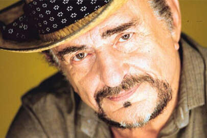 Sanatçı Alpay'a dava şoku!