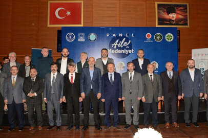 Bursa'da 'Aile ve Medeniyet' paneline yoğun ilgi