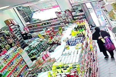 Yaşlı kadının hırsızlık anı kamerada! Müşteri gibi geldi