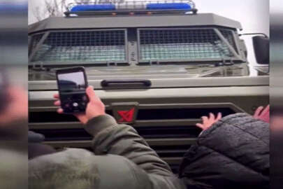 Herson halkı Rus tankına geçit vermedi: 'Evinize dönün'