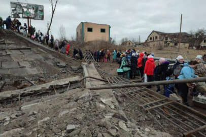 Irpin halkı havaya uçurulan köprü üzerinden tahliye ediliyor